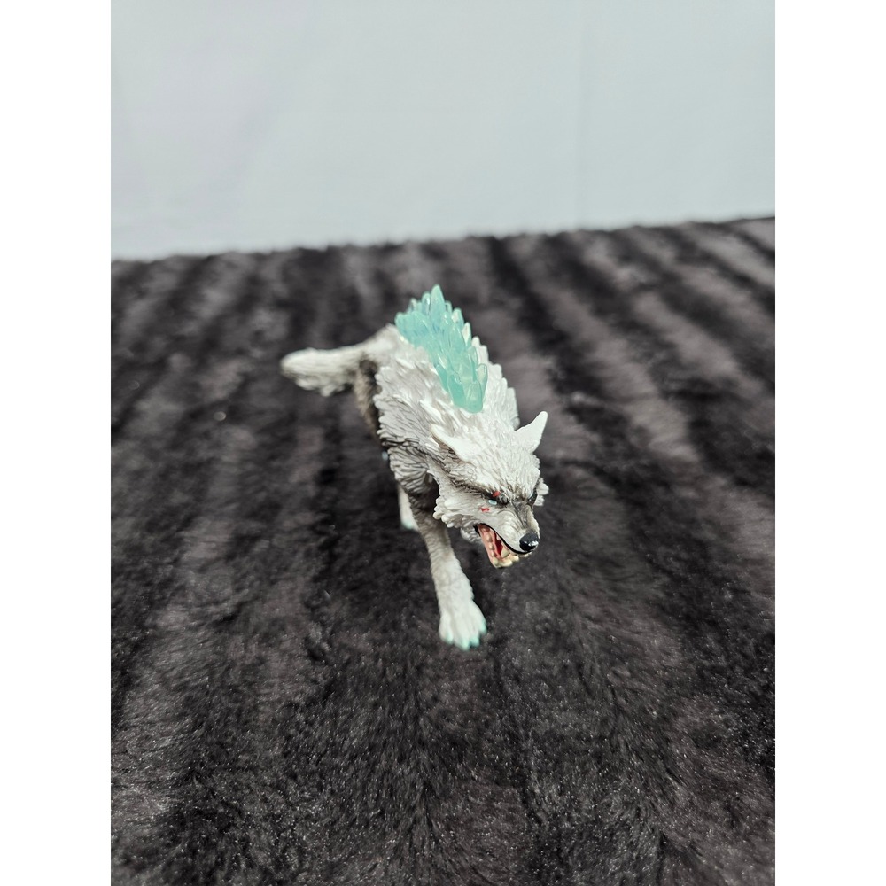 Schleich Eldrador Snow Wolf 2017 Fantasy Figure White Grey Blue Ice Crystals